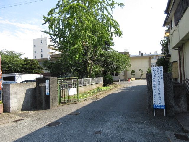 近くの中友小学校まで300m(徒歩4分)