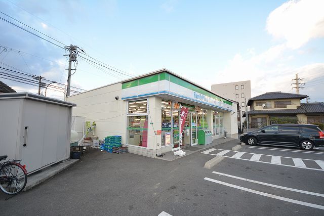近くのファミリーマート小倉熊谷町店まで500m(徒歩7分)