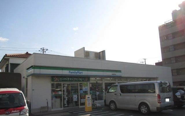 近くのファミリーマートまで200m(徒歩3分)