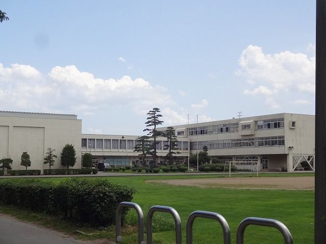 近くの三郷小学校まで550m(徒歩7分)