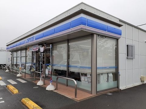 近くのコンビニまで700m（徒歩9分）