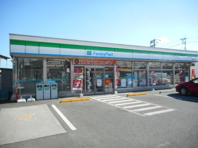 近くのファミリーマートさんまで950m(徒歩12分)