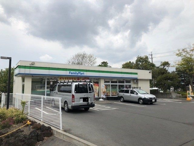 近くのファミリーマート御代田店まで1,300m(徒歩17分)