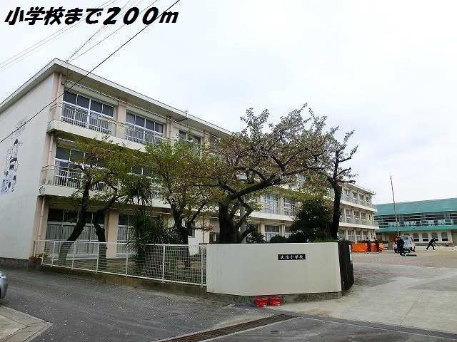 近くの大治小学校まで200m(徒歩3分)