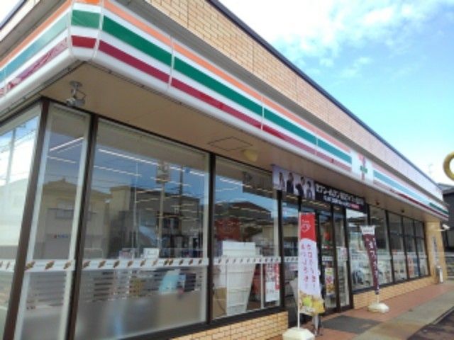 近くのセブンイレブン三条南四日町店まで230m(徒歩3分)