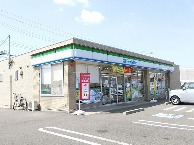 近くのファミリーマート 大垣小泉町店まで500m（徒歩7分）