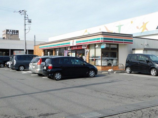 近くのコンビニまで550m（徒歩7分）