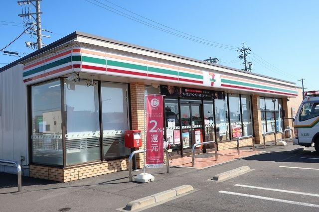 近くのコンビニまで300m（徒歩4分）