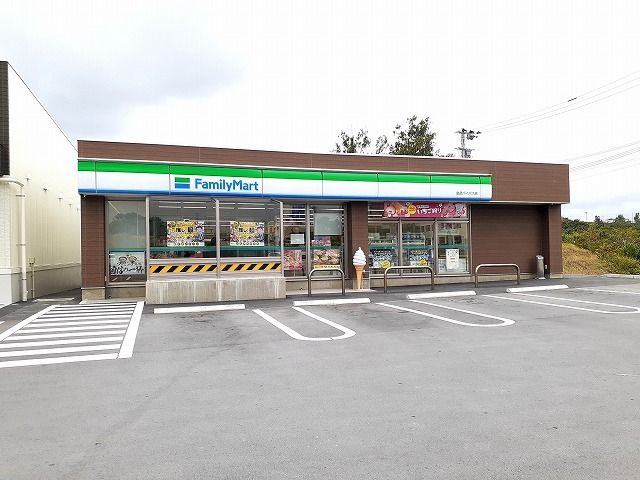 近くのファミマ金武バイパス店まで230m（徒歩3分）