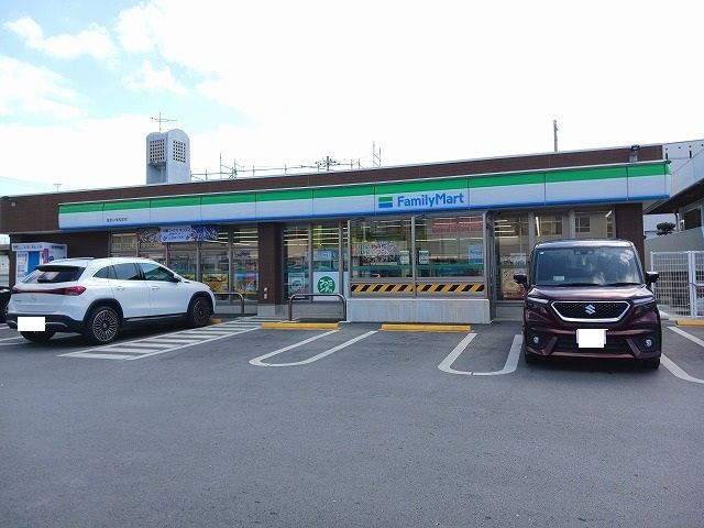 近くのファミリーマート金武小学校前店まで1,900m（徒歩24分）