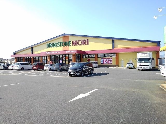 近くのドラッグストアモリ小郡七夕店まで390m（徒歩5分）