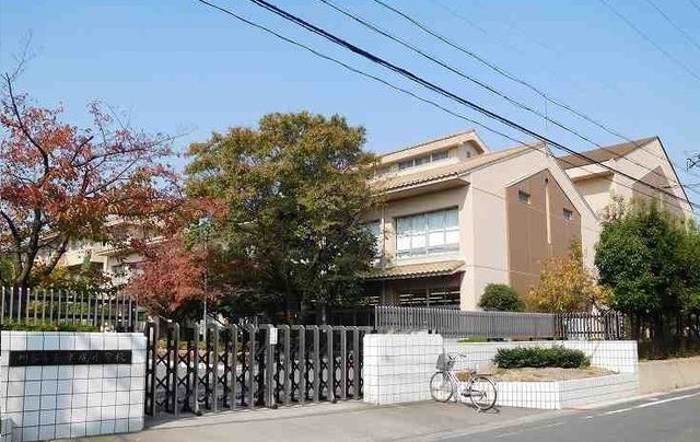 近くの平成小学校まで750m（徒歩10分）
