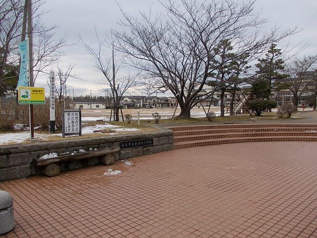 近くの金石町小学校まで1,100m(徒歩14分)