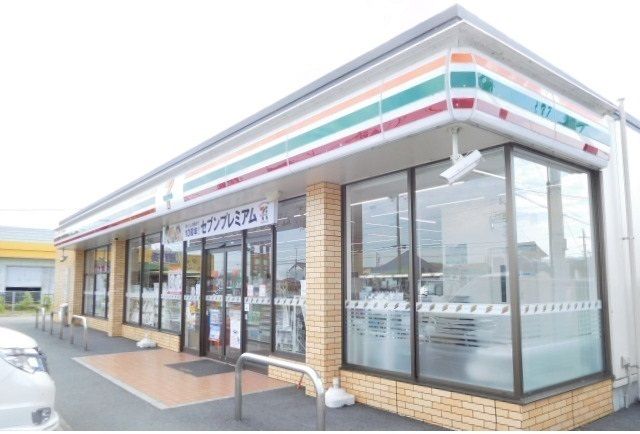 近くのセブンイレブン島里1丁目店まで943m（徒歩12分）