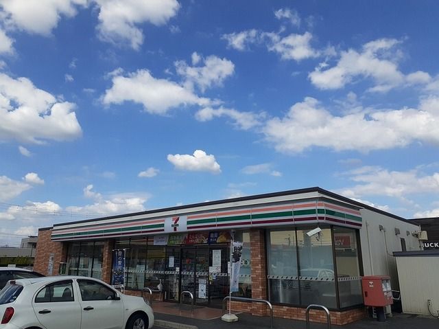 近くのセブンイレブンまで560m（徒歩7分）