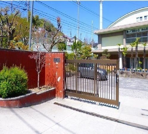 近くの大町小学校まで750m（徒歩10分）