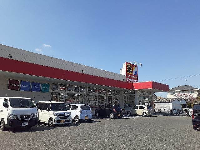 近くのサンドラッグまで700m（徒歩9分）