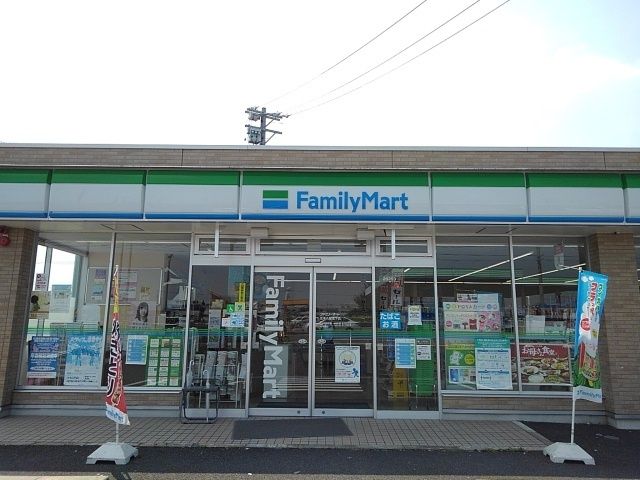 近くのファミリーマートまで450m（徒歩6分）