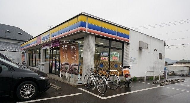 近くのミニストップさんまで900m(徒歩12分)