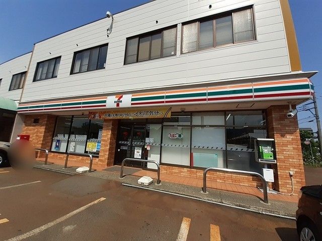 近くのセブン上越高田インター店まで800m（徒歩10分）