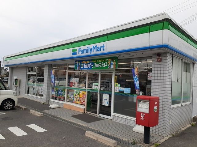 近くのファミリーマート様まで590m(徒歩8分)