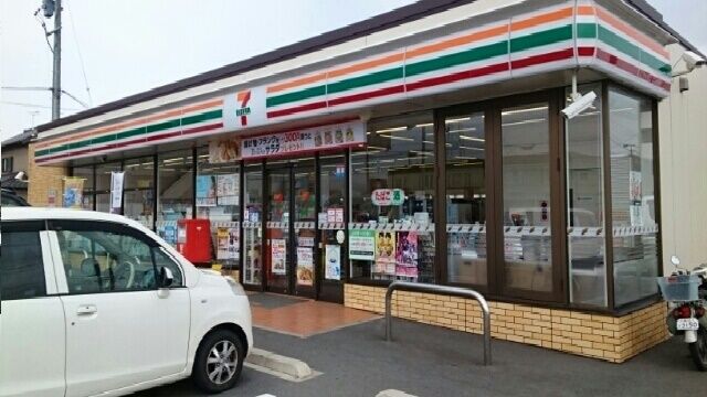近くのセブンイレブンまで700m（徒歩9分）