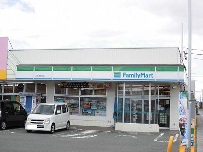 近くのファミリーマートまで180m（徒歩3分）