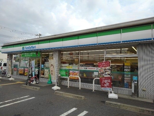 近くのファミリーマート様まで500m（徒歩7分）
