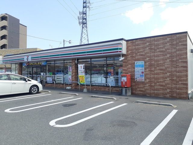 近くのセブンイレブン福岡飯氏店まで700m（徒歩9分）