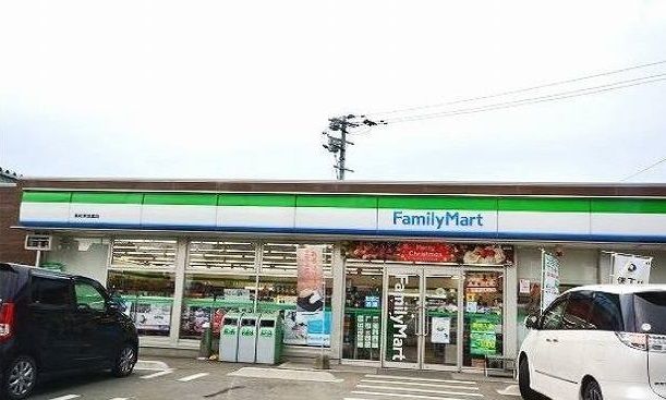 近くのファミリーマートまで1,200m（徒歩15分）