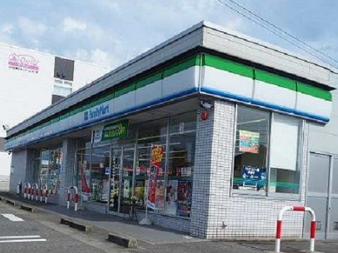 近くのファミリーマート富山中川原店まで500m（徒歩7分）