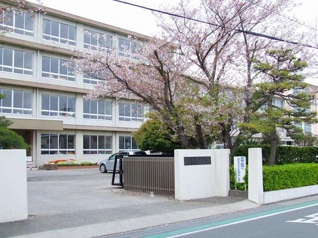 近くの浜松市立芳川小学校まで450m(徒歩6分)