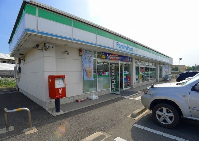 近くのファミリーマート大泉１丁目店まで200m（徒歩3分）