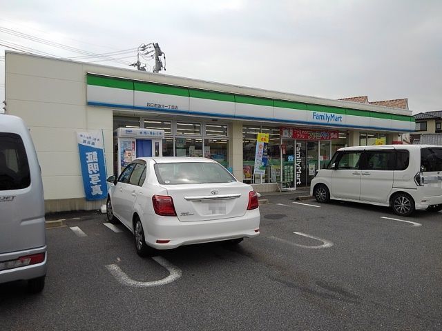 近くのファミリーマート追分1丁目店まで900m(徒歩12分)