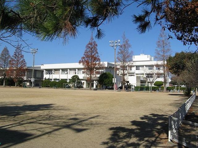 近くの平島小学校まで320m(徒歩4分)