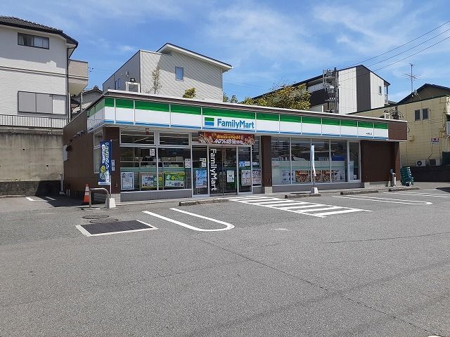 近くのファミリーマート半田青山店まで88m（徒歩2分）