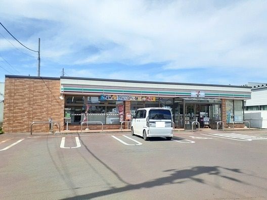 近くのコンビニまで240m（徒歩3分）