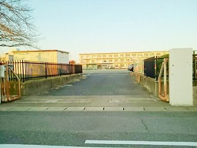 近くの一宮市立　富士小学校まで350m（徒歩5分）