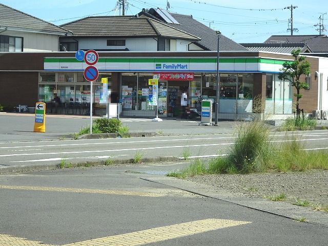 近くのファミリーマートまで350m（徒歩5分）