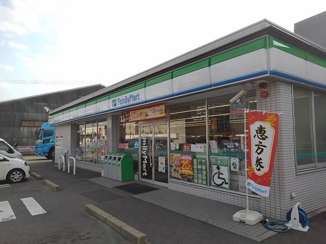 近くのファミリーマート 三ツ谷東町店まで1,100m（徒歩14分）