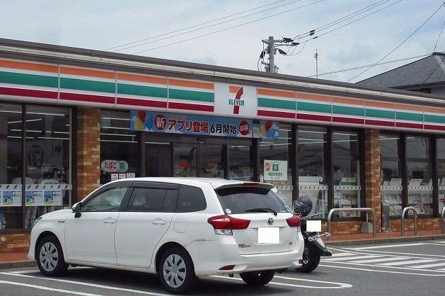 近くのコンビニまで180m（徒歩3分）