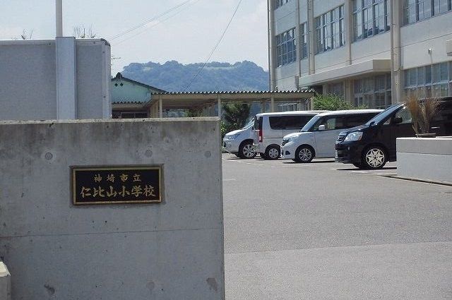 近くの小学校まで800m（徒歩10分）