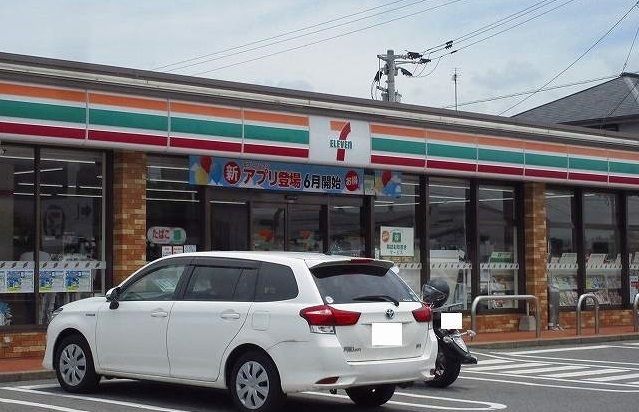 近くのコンビニまで180m（徒歩3分）