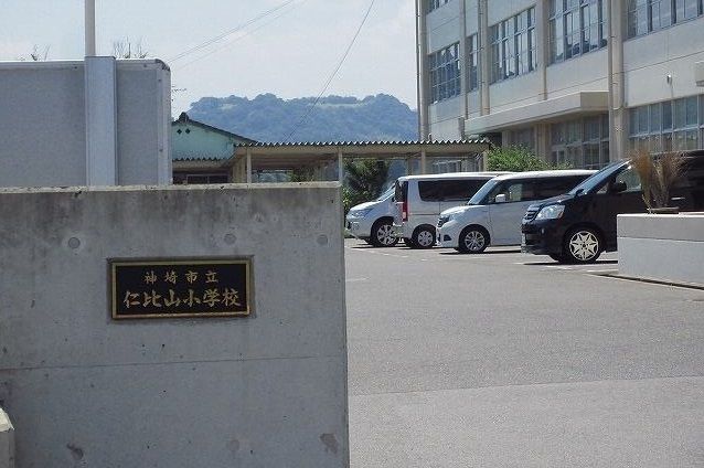 近くの小学校まで800m（徒歩10分）