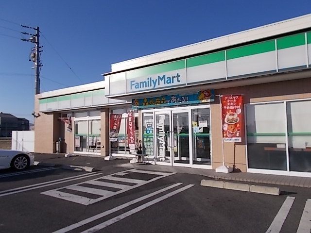 近くのファミリーマート柳津高桑店まで450m（徒歩6分）