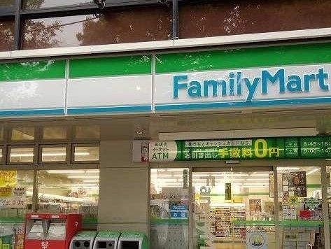 近くのファミリーマートまで600m（徒歩8分）