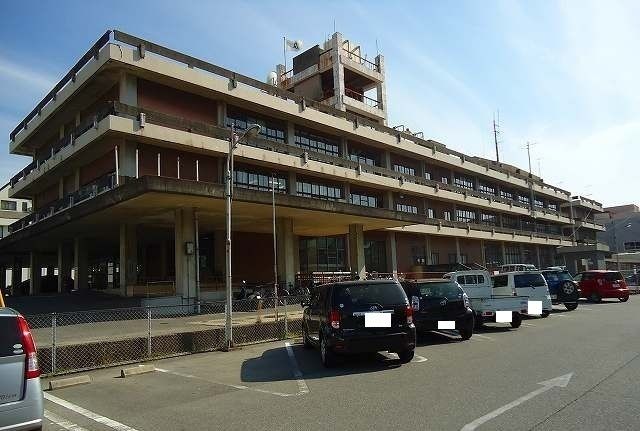 近くの竹原市役所まで1,300m（徒歩17分）