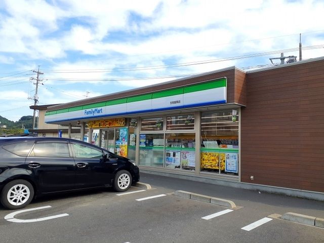 近くのコンビニまで20m（徒歩1分）