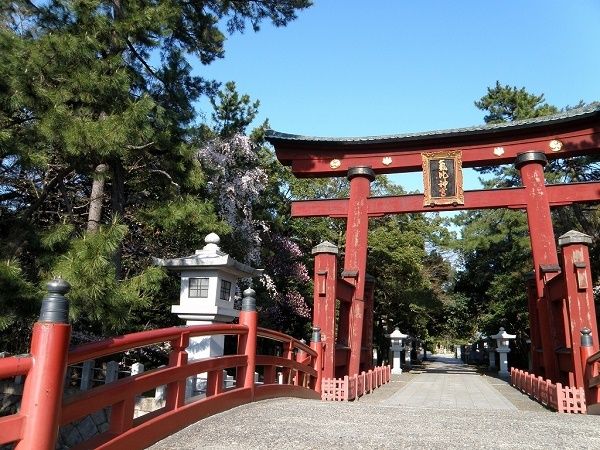 近くの気比神宮まで950m（徒歩12分）