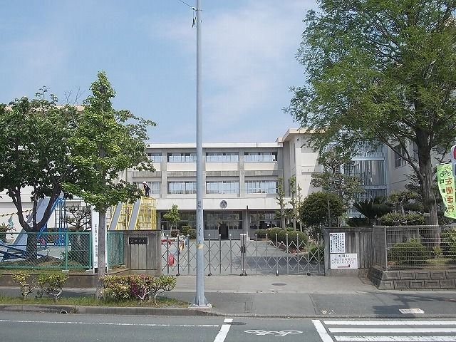 近くの富士見小学校まで500m(徒歩7分)